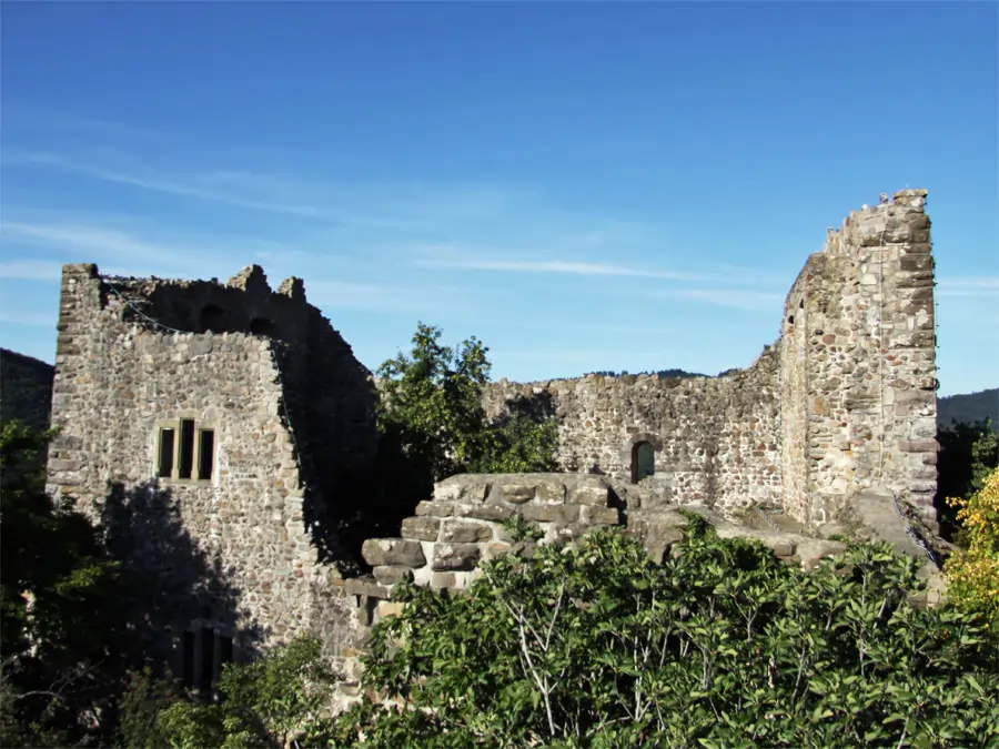 Mauern der Burgruine Baden