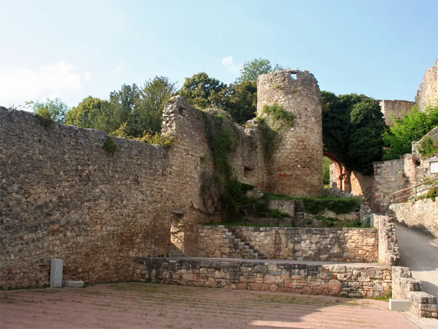 Mauern der Burgruine Rötteln