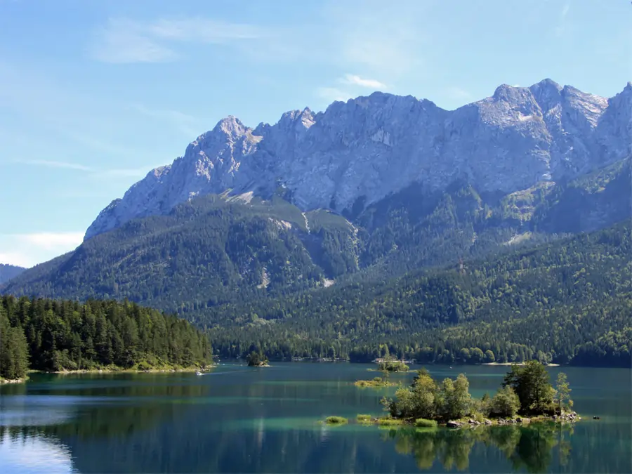 Eibsee befindet sich nördlich der Wettersteinwand