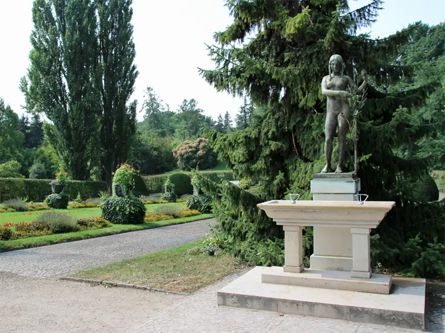 Figur im Botanische Garten von Berlin