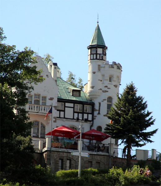 Gaststätte auf dem Sandsteinmassiv in Děčín.