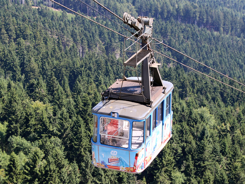 Gondelbahn zum Aussichtsberg Jeschken (Ještěd) in der Böhmischen Lausitz