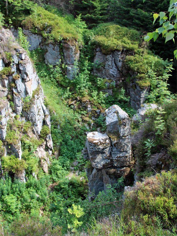 Wolfspinge (Vlčí jámy) sind etwa 120m lang