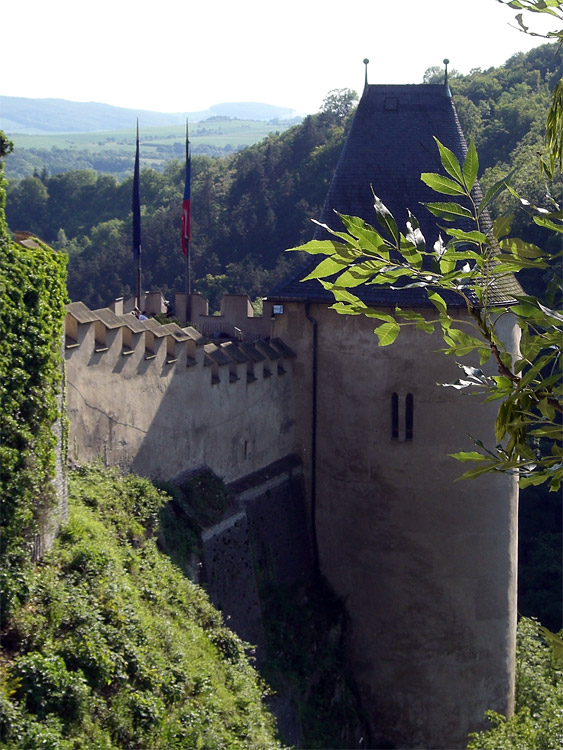 Seitenansicht der Burg Karlstein (Hrad Karlštejn)