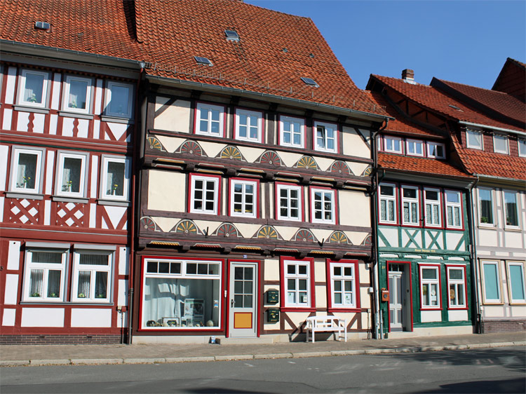 Gasse mit Fachwerkhäusern im Stadtzentrum