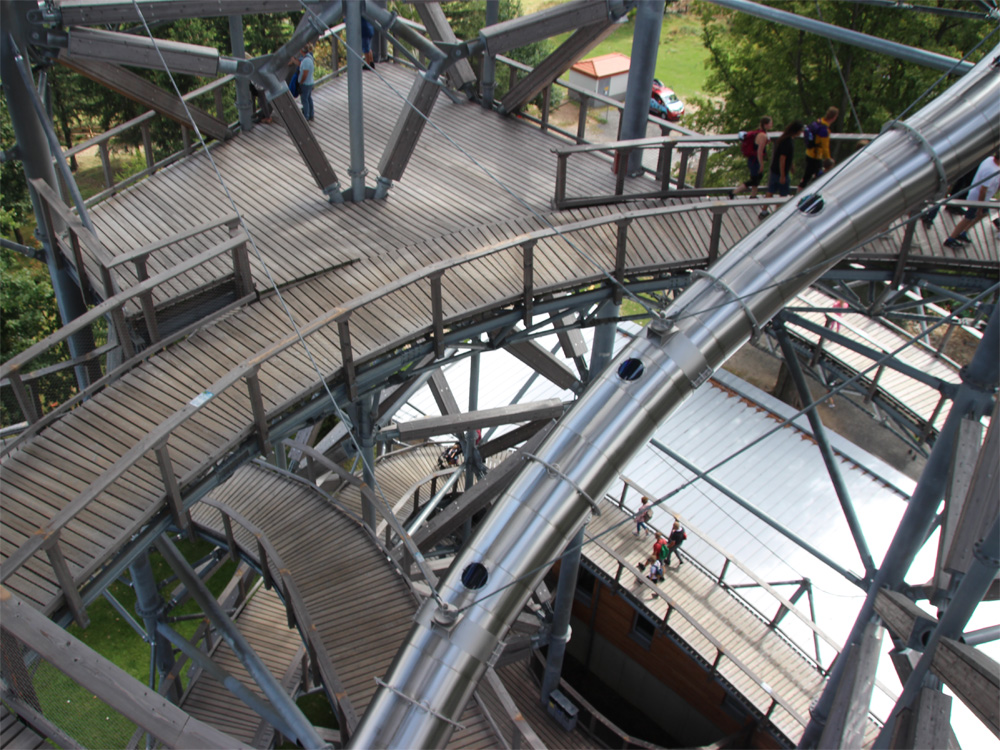 Laufen im Aussichtsturm Sky Walk nach oben