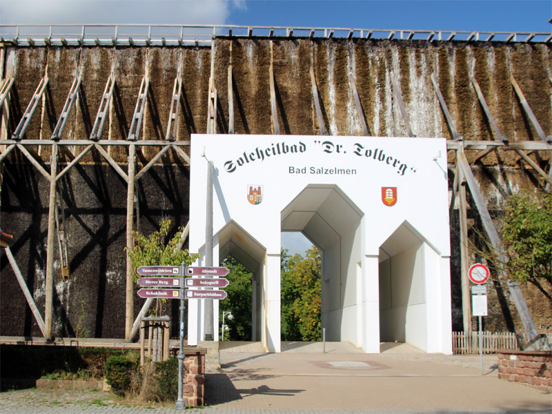 Eingang zum Soleheilbad Dr. Tolberg in Bad Salzelmen