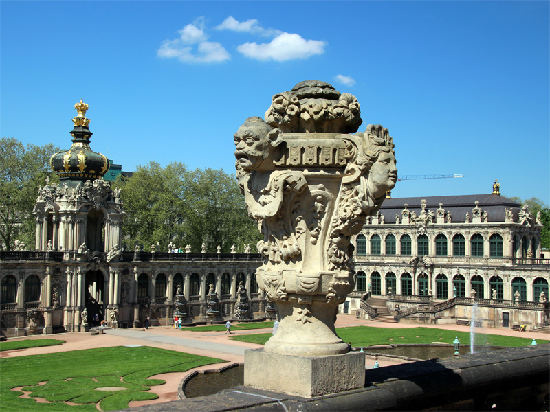 Dresdner-Zwinger mit Permoser Figur