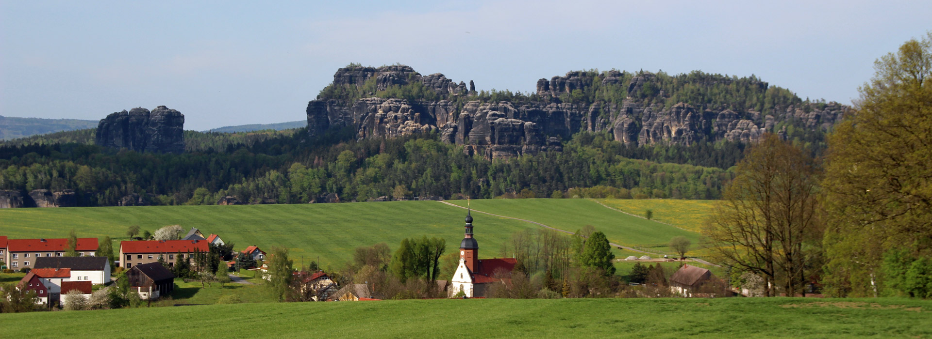Blick zu den Schrammsteinen mit Falkenstein
