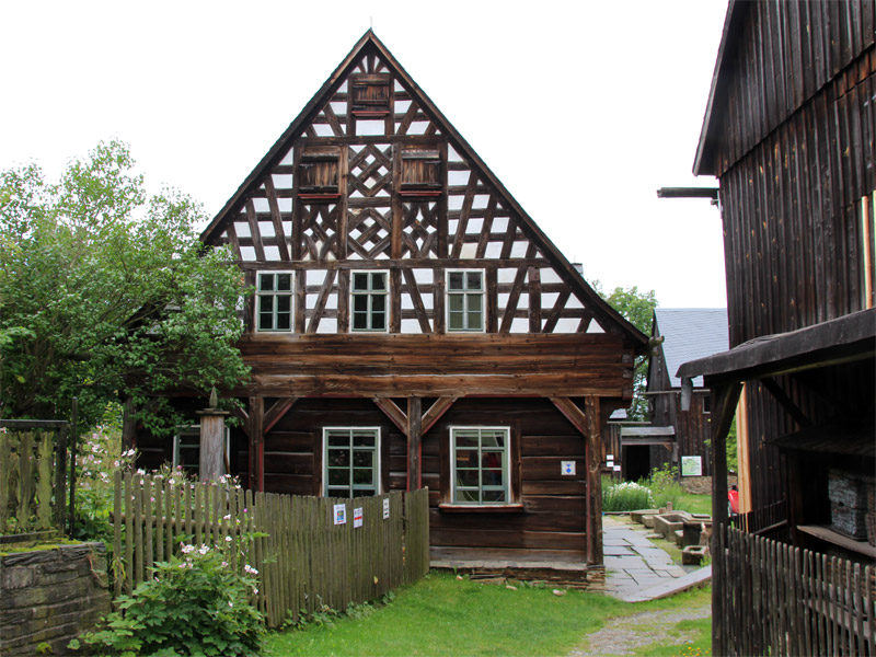   Das Vogtländische Freilichtmuseum Landwüst befindet sich im gleichnamigen Ortsteil der Stadt Markneukirchen. Träger des Museums ist die Vogtland Kultur GmbH in Reichenbach. 1961 als Museum für bäuerliche Arbeitsgeräte gegründet, zeigt es inzwischen auf einer Fläche von etwa 2,5 Hektar anhand historischer Gebäude, Geräte der Bauern und Häusler, Wohnungsausstattungen sowie typischer Tier- und Pflanzenpodukte wie vogtländische Bauernfamilien ab Ende vom 18. Jh. lebten und arbeiteten.  Der Landwüster Genossenschaftsbauer Walter Wunderlich begann 1957 die Ortschronik zu führen. Neben der Sammlung von mündlichen sowie schriftlichen Zeugnissen zur Dorfentwicklung las er heimatkundliche Literatur. Durch die Kontakte mit dem Markneukirchner Museum fand er Zugang zu weiteren Archiven. Hierbei erkannte er den dokumentarischen Wert historischer Gebrauchsgegenstände und landtechnischer Geräte und den bedrohlicher Verfall und Totalverlust. Die Genossenschaftsbildung und deren zunehmende Industrialisierung trug zur Vernichtung der Überbleibsel des „alten“ bäuerliche Leben bei.