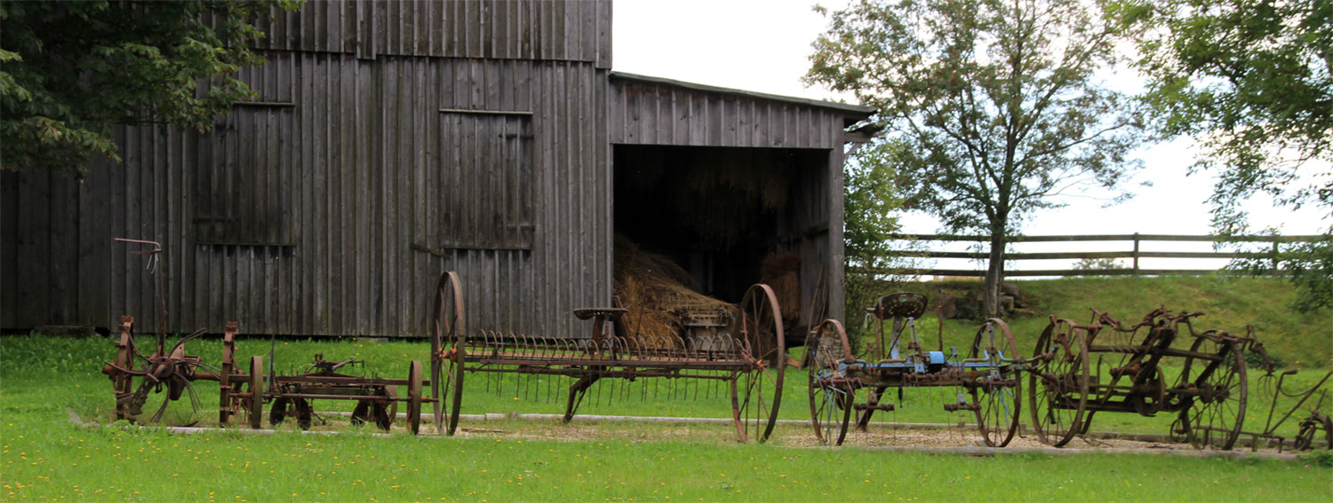 landwirtschaftliche Geräte im Freilichtmuseum Landwüst im Vogtland
