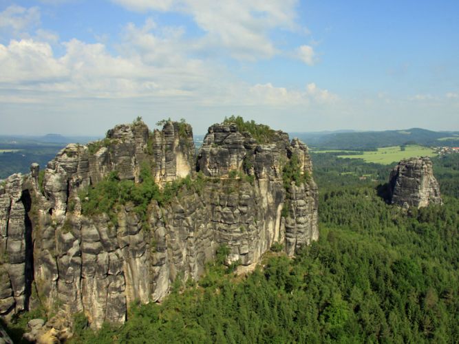 Blick auf die Schrammsteine mit Falkenstein