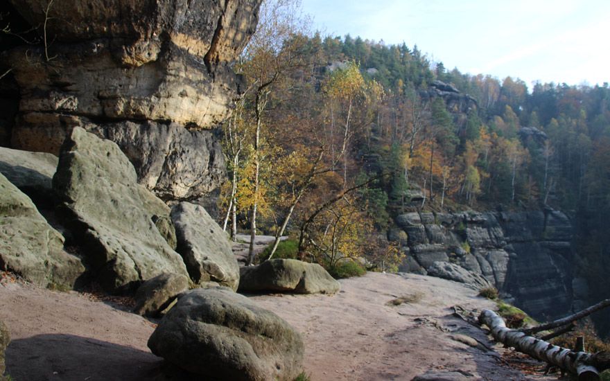 Ein schmaler Bergsteig in schwindelerregender Höhe