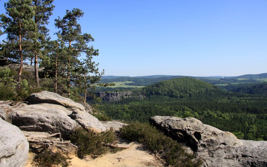 Der Affensteinweg mündet in den Fremdenweg / Blick zu den Bärenfangwänden
